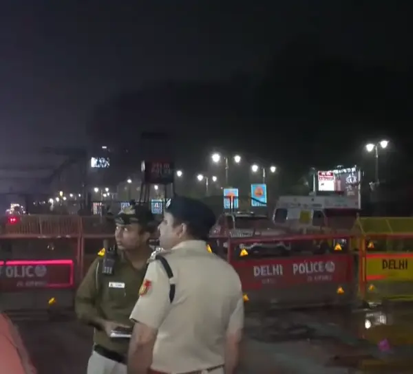 દિલ્હીમાં લાલ કિલ્લા પાસે કાર વિસ્ફોટ: ૮ના મોત, અનેક ઘાયલ
